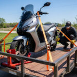 Sangler un scooter sur remorque avec méthode de triangulation sécurisée