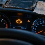 Logo moteur voiture allumé : stop et diagnostic